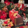 Kersttaart met rood glazuur, versierd met snoep, naast een notenkraker en gingerbreadkoekjes.