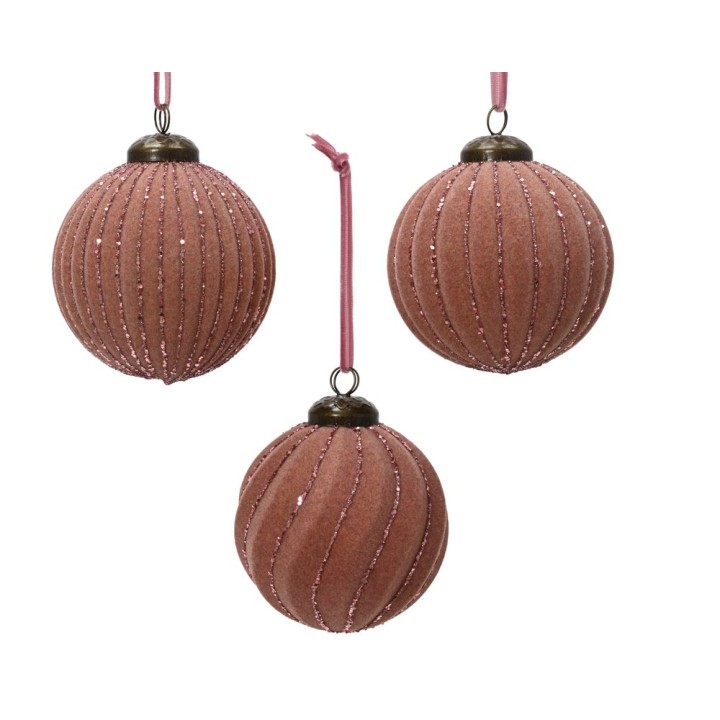 Drie zachte, roestkleurige kerstballen met glinsterende lijnen en een vintage hanglus.