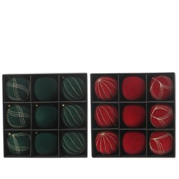 Twaalf kerstballen in twee kleuren: groen met gouden lijnen en diep rood met elegante patronen.