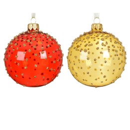 Glanzende kerstballen in rood en goud, bedekt met gouden stippen en een gouden hanger.