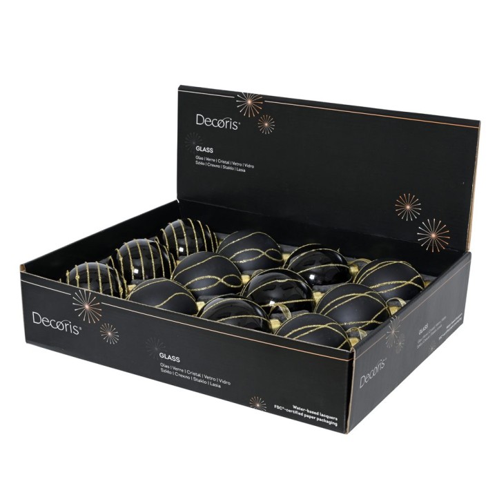 Een doos met glazen kerstballen in zwart met gouden lijnen en details.