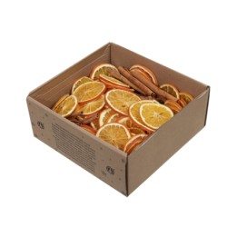 Een doos met gedroogde sinaasappelschijven en kaneelstokjes, warm van kleur en geur.