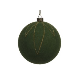 Donkergroene kerstbal met een gouden, bloemachtige versiering en een glanzende hanger.