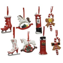 Kleurrijke kerstversieringen in rood, wit en groen; schaatsen, een paardje en een brievenbus.