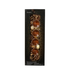 Een lange zwarte doos met vier glazen kaarsen, omringd door decoratieve elementen in goud en bruin.