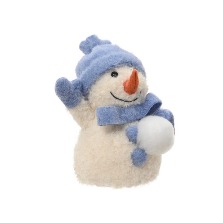 Schattige sneeuwman van pluche met blauwe muts en sjaal, houdt een sneeuwbal vast.