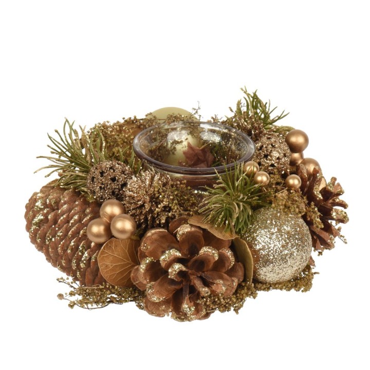 Een sfeervolle decoratie met dennenappels, gouden ballen en een glas kaarsenhouder.