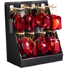 Een zwarte display met glanzende, faceted, rode ornamenten die aan gouden draadjes hangen.