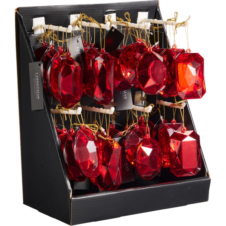 Een zwarte display met glanzende, faceted, rode ornamenten die aan gouden draadjes hangen.