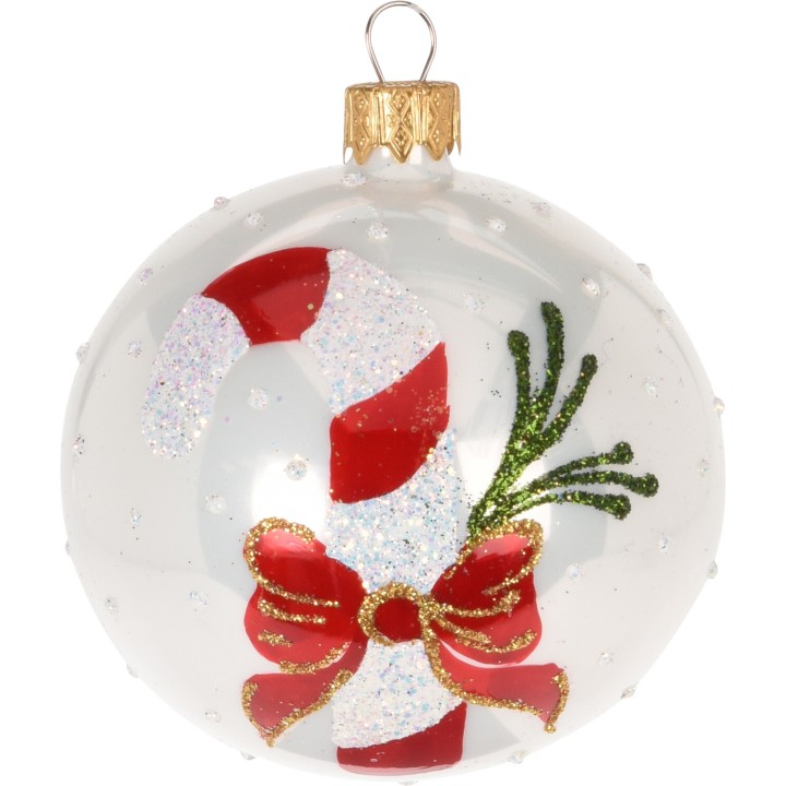 Witte kerstbal met een rode en witte zuurstok, glitters en een gouden hanger.