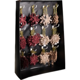 Kleurrijke sneeuwvlokken in variaties van rood en bruin, netjes opgehangen in een zwarte display.