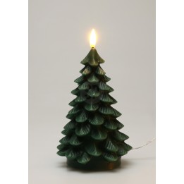 Groene kaars in de vorm van een dennenboom met een vlam bovenop.