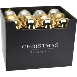 Zwarte doos met glanzende gouden en zilveren kerstballen erin.