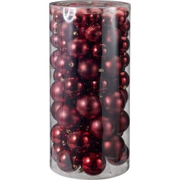 Transparante buis vol glanzende, rode kerstballen in verschillende maten en texturen.