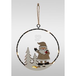 Houten kerstdecoratie met een vrolijke kerstman en bomen, omringd door een metalen ring.