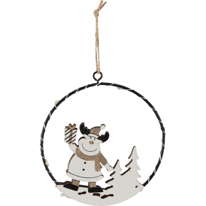 Een metalen kerstdecoratie met een vrolijke sneeuwman, een dennenboom en een cadeau.