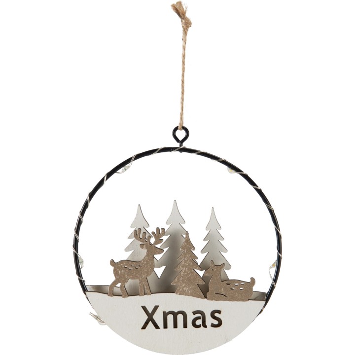 Een ronde kerstdecoratie met houten hertjes, bomen en 'Xmas' in warme tinten.