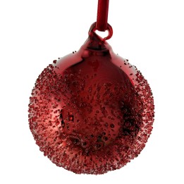 Glanzende, rode kerstbal met sprankelende, luchtbelletjes en een delicate hangende lus.