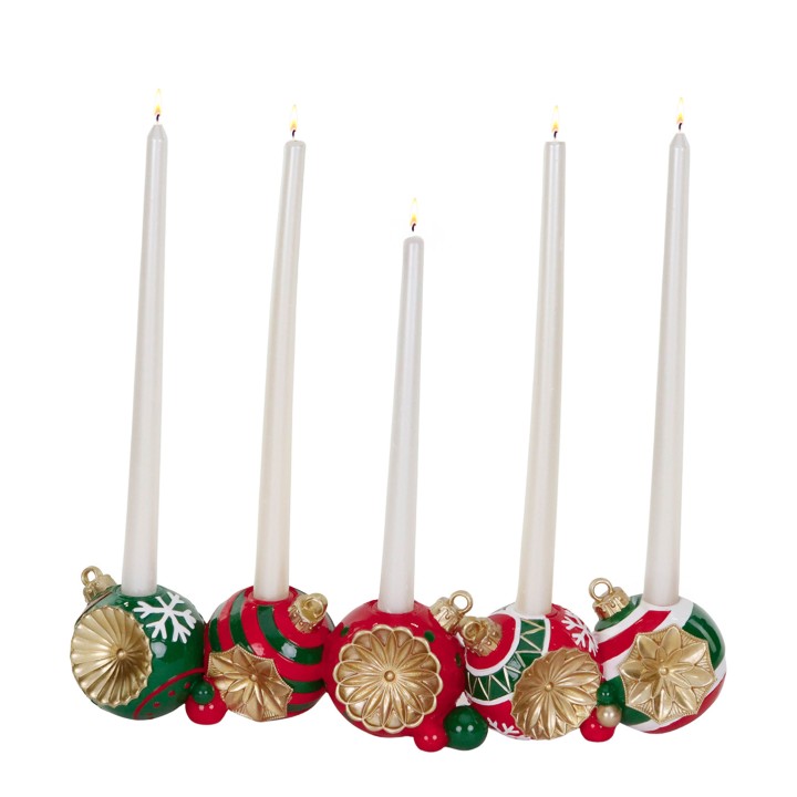 Kandelaar van beschilderde kerstballen