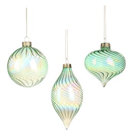 Drie glanzende, iriserende kerstballen in groen en crème, met verschillende vormen en texturen.