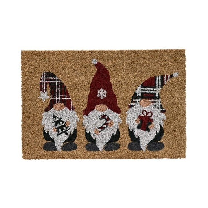 Drie vrolijke kerstelfen op een jute mat, met kleurrijke hoeden en feestelijke accessoires.