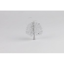 Een filigraan boom van wit met gedetailleerde bladeren, elegant en minimalistisch vormgegeven.
