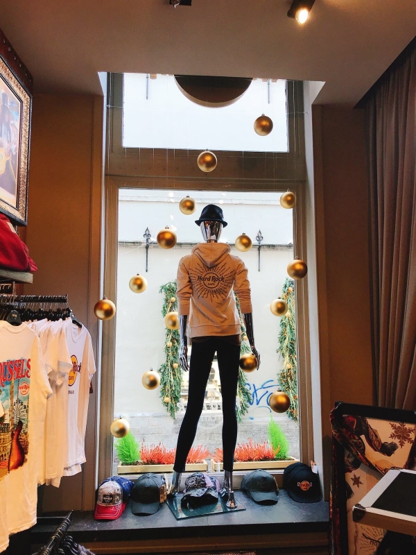 Etalage versierd met gouden ornamenten