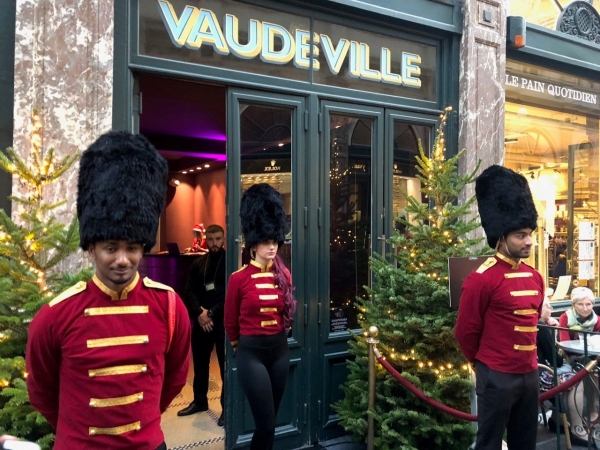 Kerstboom bij de ingang