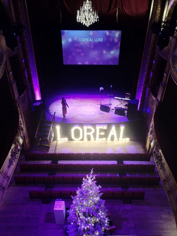 Witte versierde kerstboom