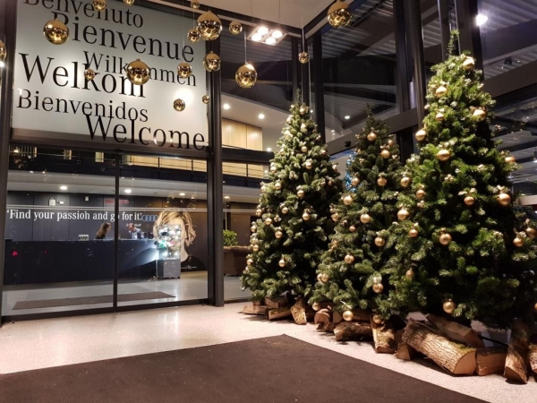 Kerstboom versierd met gouden ornamenten