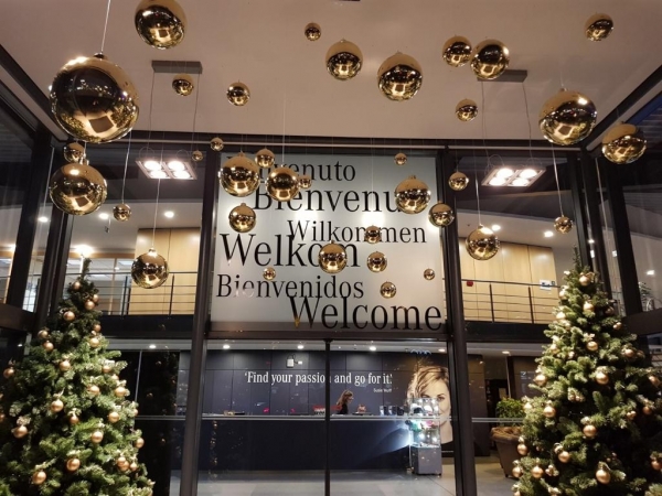 Kerstboom versierd met gouden ornamenten