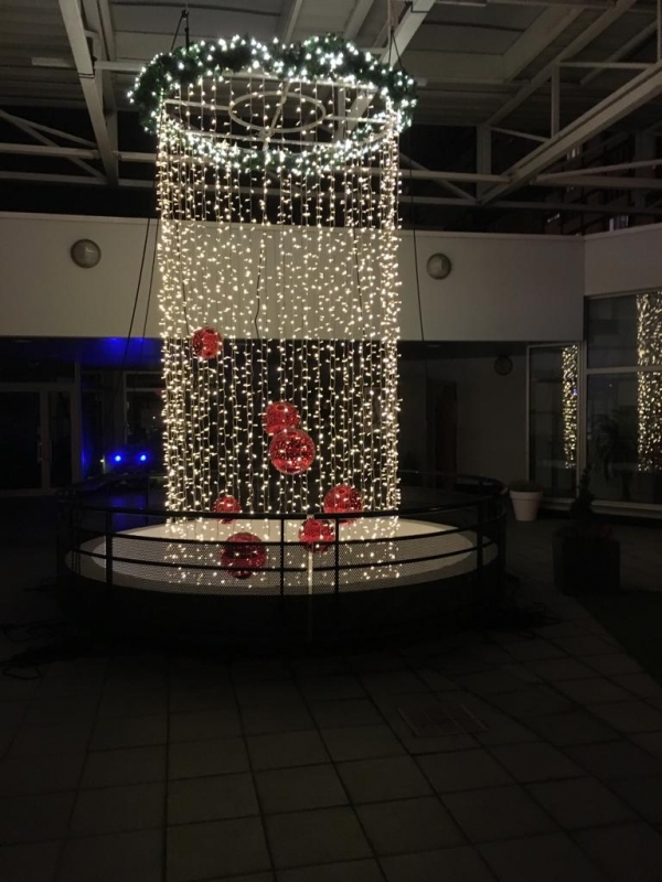Kerstboom met rode ornamenten en verlichting