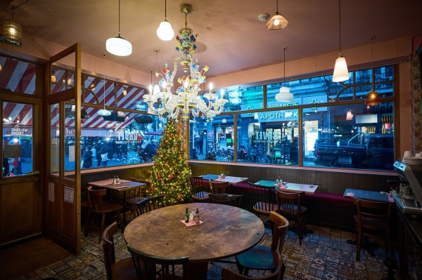 Kerstboom versierd in een café