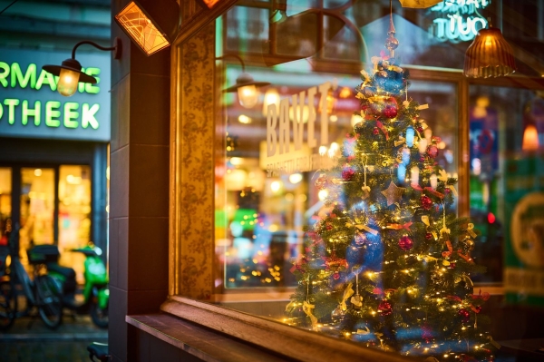 Versierde kerstboom met lichtjes