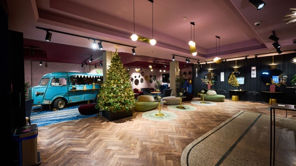 Versierde kerstboom in een moderne ruimte