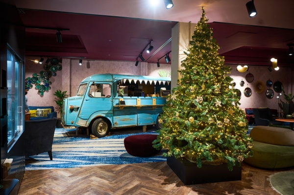 Kerstboom versierd met lichtjes