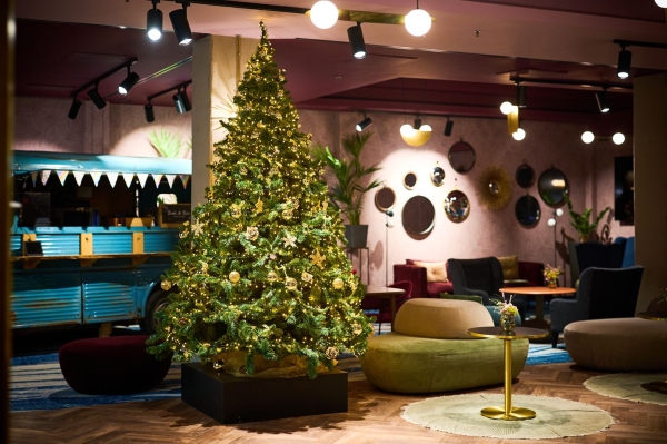 Kerstboom versierd in een moderne woonkamer