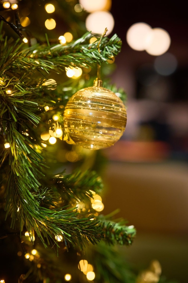 Kerstboom versierd met gouden ornamenten
