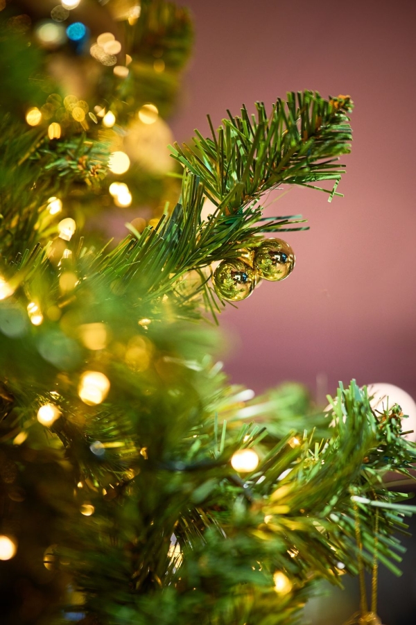 Kerstboom versierd met gouden ornamenten