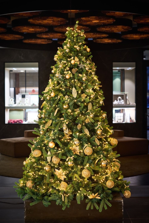 Kerstboom versierd met goud en licht