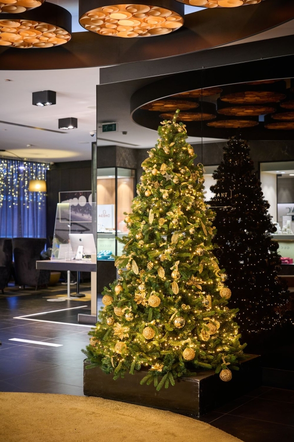 Kerstboom versierd met gouden lichten