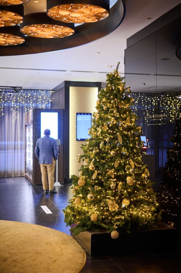 Kerstboom versierd met gouden lichten