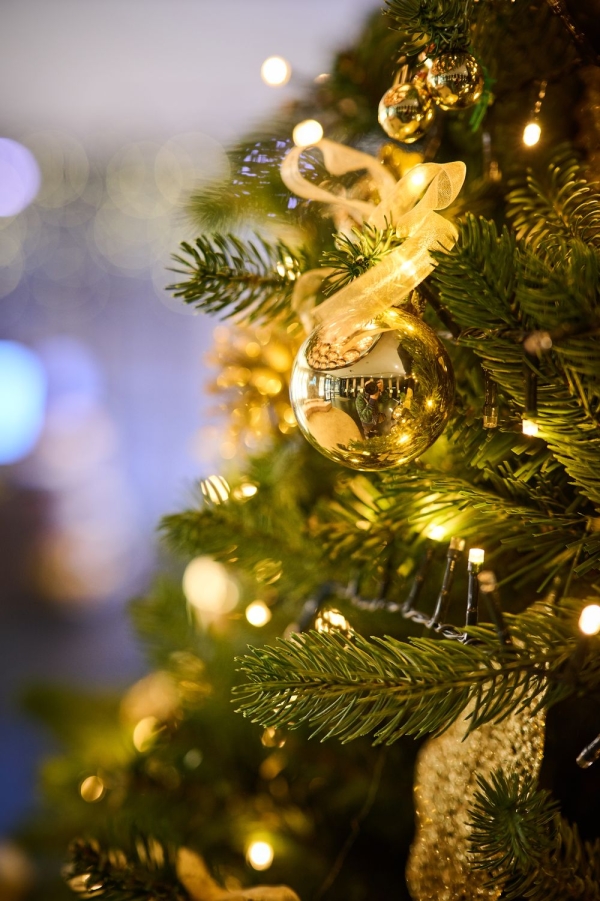 Kerstboom versierd met gouden ornamenten