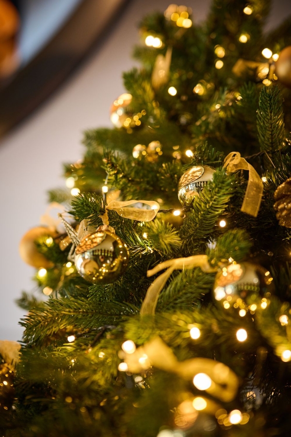 Kerstboom versierd met goud en licht