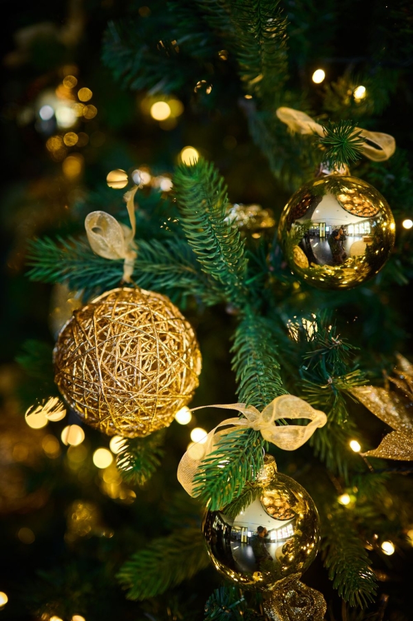 Kerstboom versierd met gouden ornamenten