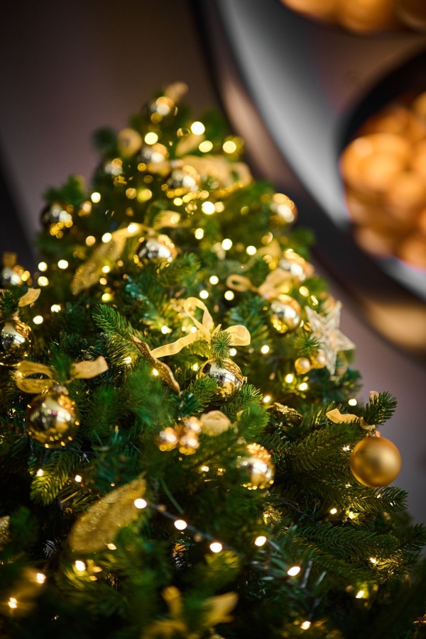 Kerstboom versierd met gouden lichten