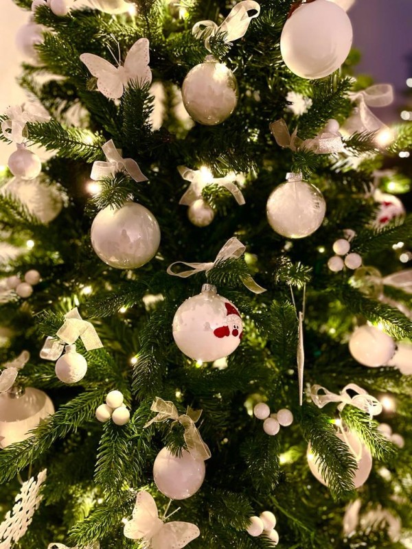 Witte versierde kerstboom