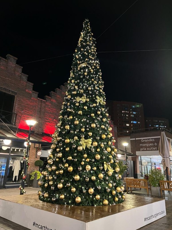 Kerstboom versierd met gouden ornamenten