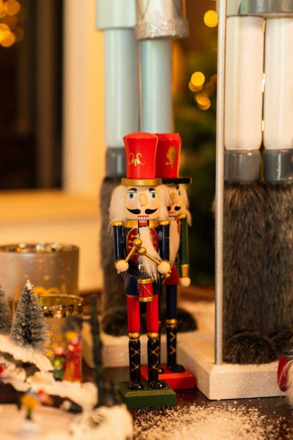 Kerstboom met feestelijke versieringen