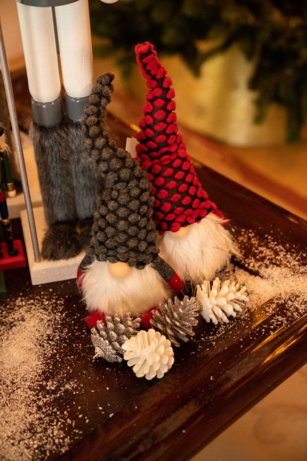 Kerstgnomen met decoratieve dennenappels